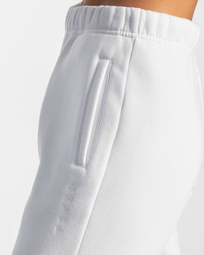 White Women Teveo Iconic Oversized Jogger | DDM-9717